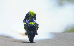 Tunggangan Rossi mengeluarkan asap tebal/@Crash_motogp