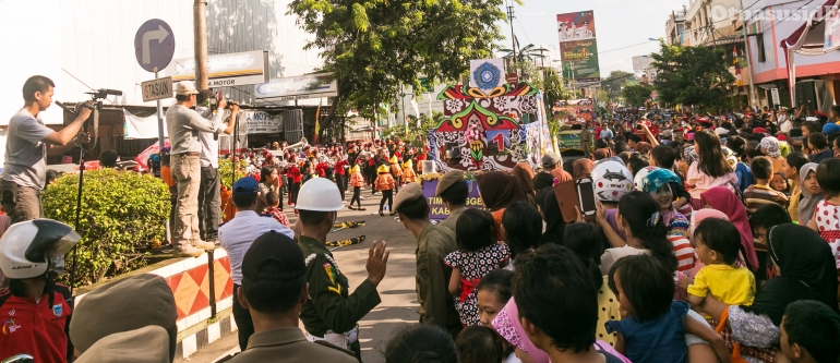 Penonton meluber di depan panggung kehormatan
