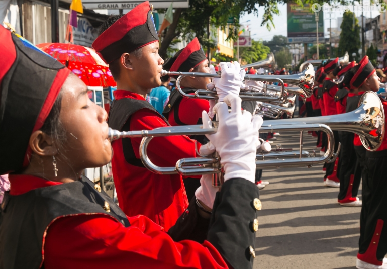 Marching band memeriahkan pawai