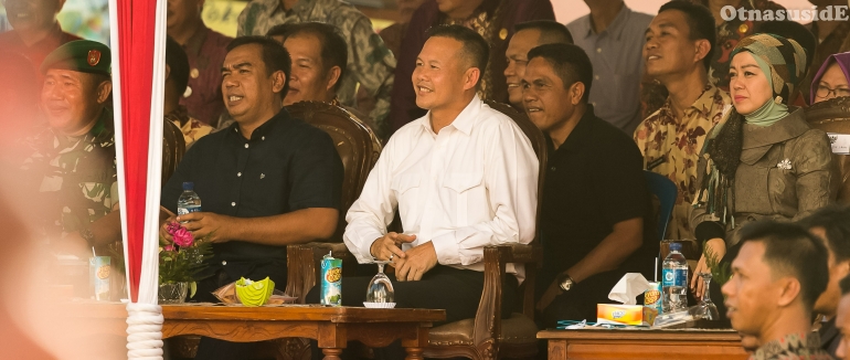 Bupati Lahat H Saifudin Aswari Riva'i (berkemeja putih)