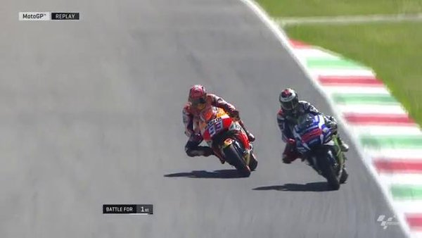 Posisi Lorenzo dan Marquez di tiga lap sebelum garis finish/gambar dari @Crash_motogp
