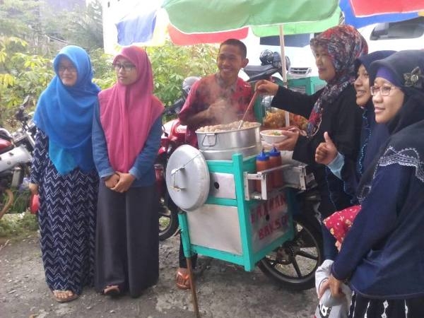 Dikerubuti ibu- ibu (foto: dok pri)