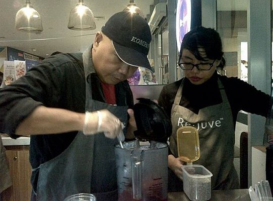 Bos madyang KPK alias Chef Guardian belajar membuat smoothies yang nikmat (dok: Rahab Ganendra)