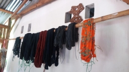 Benang yang sudah diberi warna dan sebagian ada yang diikat dengan tali (Foto: Lastboy Tahara Sinaga)