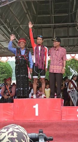 Sang juara etape 3 Robin Manulang di Bajawa 9dok.pri)