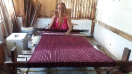 Ibu Margaretha (70) penenun dari desa Waibalun (Foto: Lastboy Tahara Sinaga)