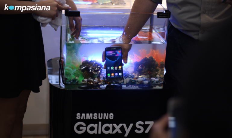 Samsung Galaxy S7 saat diujicoba di Kompasiana Coverage yang diselenggarakan di Central Park