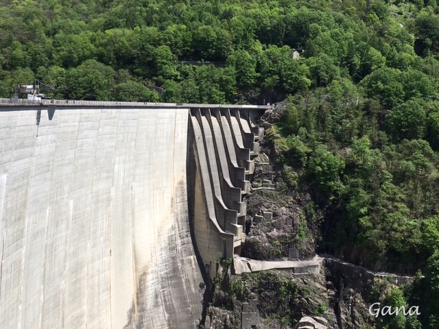 Sisi dam untuk bungee jumping