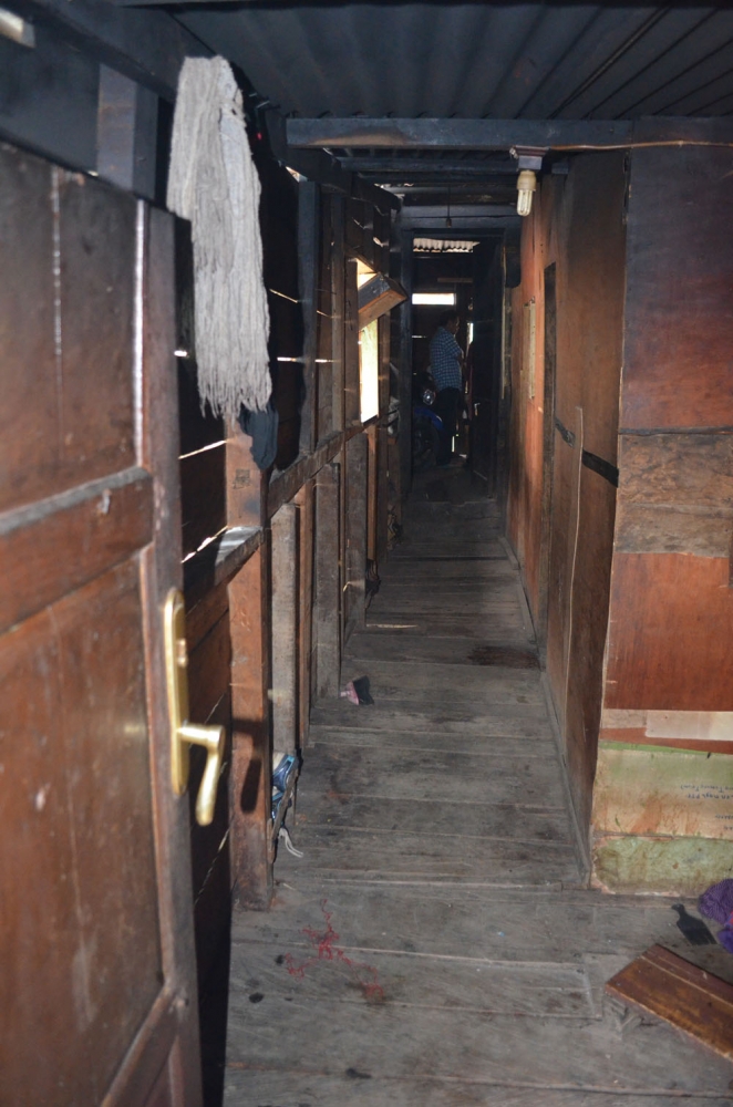 Lorong Mess: Ruangan dalam berupa lorong yaang menghubungkan kamar kamar PNS (asepburhanudin)