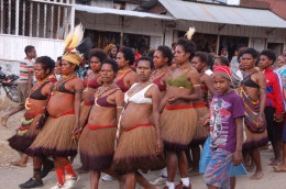 Wanita Papua: Beberapa wanita Peguungan Tengah Papua tengah menari khas papua di kota Karubaga, Tolikara. (asepburhanudin)