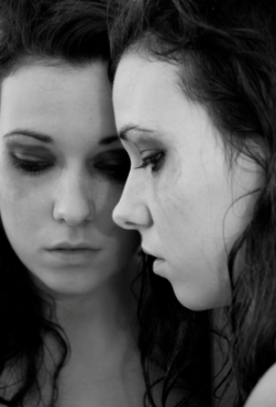 Body image yang negatif dapat menimbulkan kegelisaahn, eating disorder dan gangguan kejiwaan lainnya. Photo: www.mirror-mirror.org