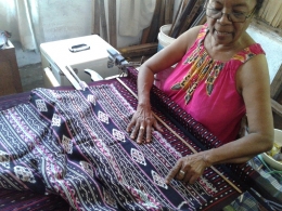 Mama Margaretha menjelaskan arti motif kain tenun (dok.yayat)