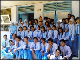Foto bersama teman-teman sekelas di SMA Negeri 1 Kediri (dokumentasi pribadi)