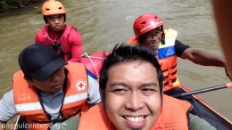 relawan tak mengenal usia. yang abege di belakang kiri, yang kakek di belakang kanan, bapak-bapak ditengah dan anak muda unyu selfie didepan semua bisa jadi relawan asal punya keinginan!