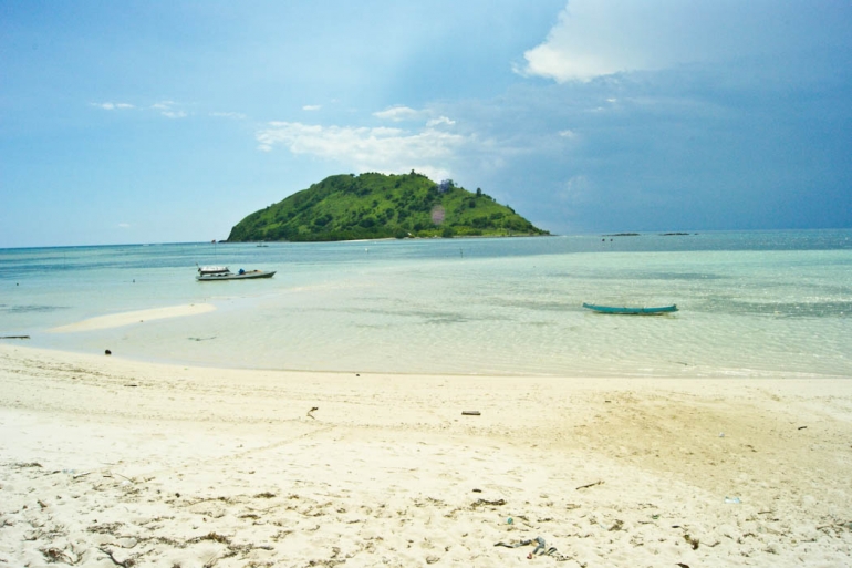 Pantai Kertasari yang indah dengan perairan yang tenang dan pasir putih yang halus (dok. pri).