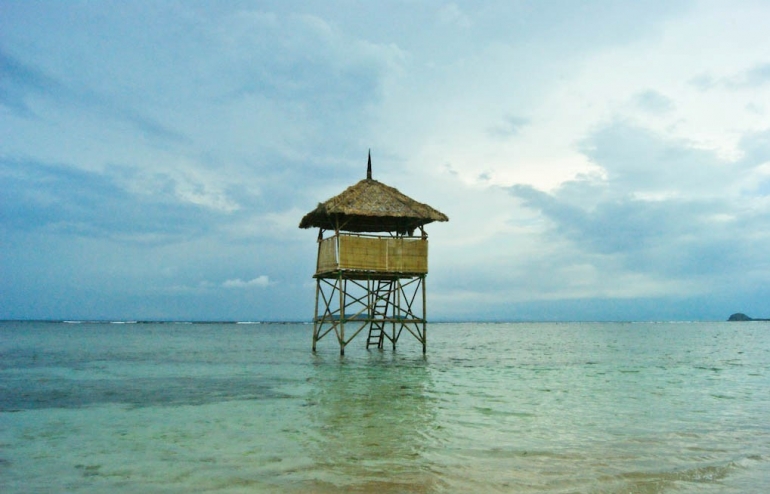 Sebuah menara rendah di Pantai Kertasari (dok. pri).