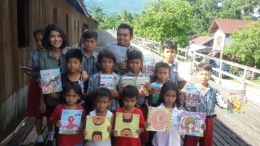 mengajar anak membaca di rumah suku dayak yang maha panjang.. bisa, kamu relawan!