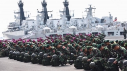 prajurit angkatan laut siap siaga (sumber : www.images.cnnindonesia.com)