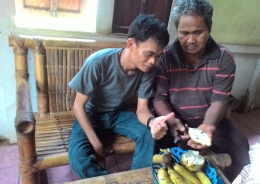 Bersama Pak Yohanes Terang sehabis panen pisang dan buah srikaya naga. Foto dok. Pribadi. 