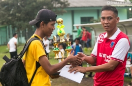 Ketua Koni Lahat yang juga pemain bola All Star Lahat membagikan piala pada pemenang