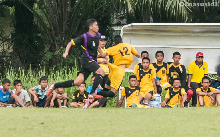 Jangan ditiru ya adik adik yang nonton. Narik celana kok di lapangan bola. Aduuuhhh