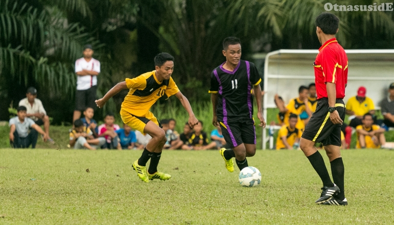 Kejar bola. Eh ada wasit di depan