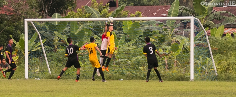 Hampir gol. Kiper untung bisa nepis kepala eh bola. Tipis banget kan