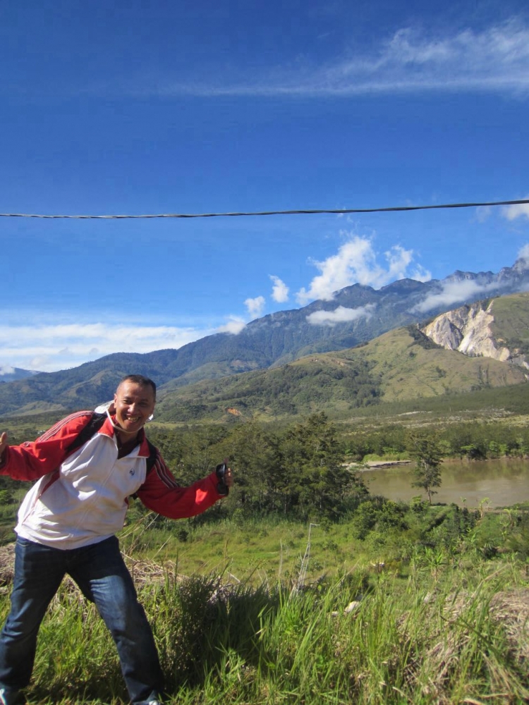 Tetap ceria menempuh perjalanan sulit dan melelahkan...demi anak Papua | Foto: DR Agustinus Hermino