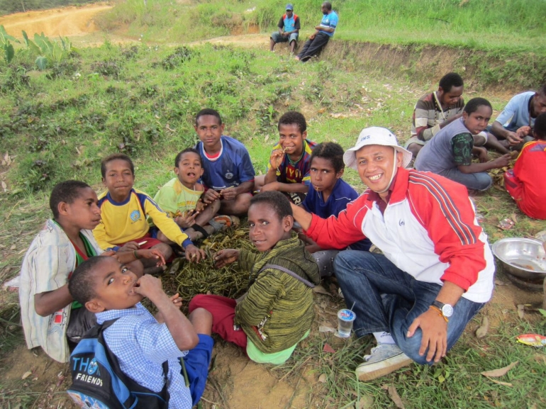 Sarapan sederhana bersama anak-anak Papua | Foto: DR Agustinus Hermino
