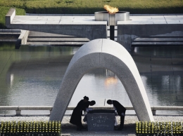 Biarlah kobaran api di monumen perdamaian Hiroshima itu terus mengobarkan semangat perdamian dunia. Photo: Eugene Hoshiko/AP 