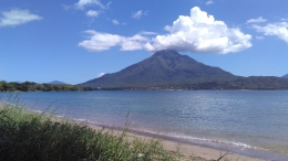 Gunung Mandiri di Larantuka dilihat dari pulau seberang Adonara. Dok Pribadi