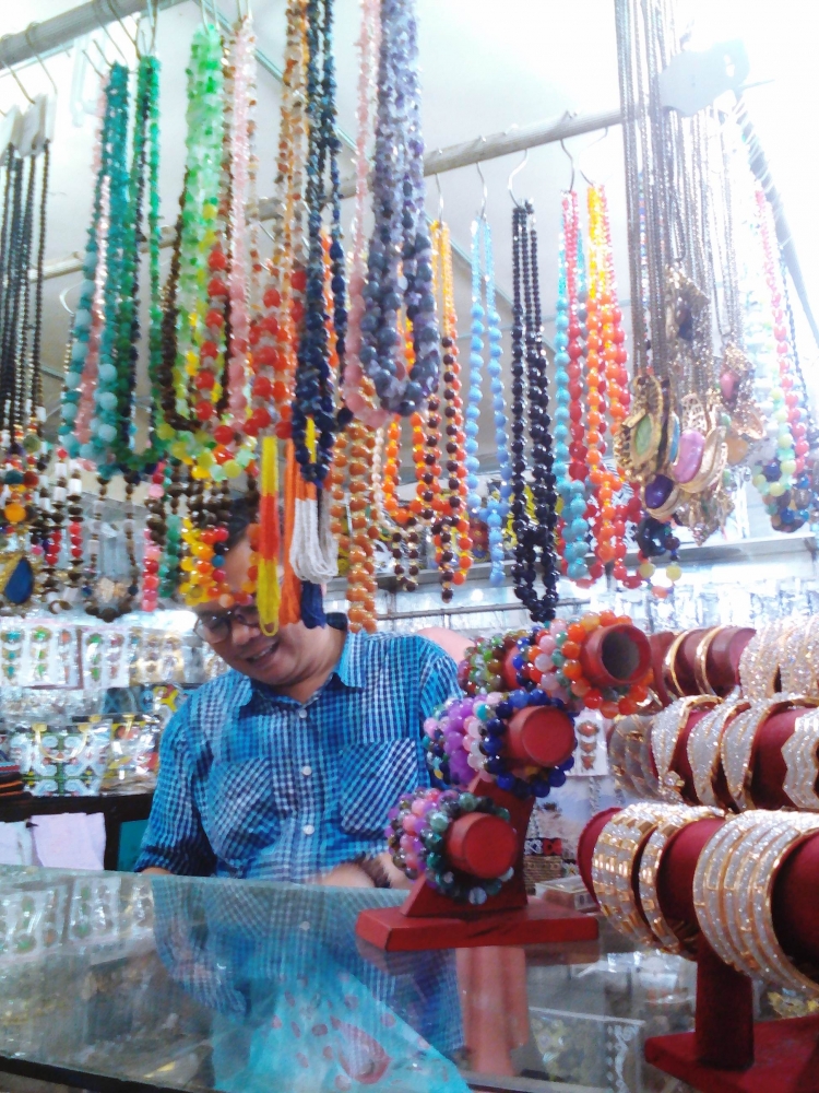 Penjual kalung yang ramah