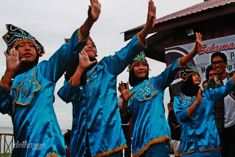 dilakonkan oleh 4 perempuan muda/ dethazyo