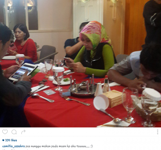 Menungguvmakanan tiba (dok. Camilla Azzahra)