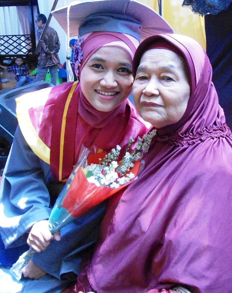 Dok. Pribadi || Saya dan Ibunda tercinta saat menemani wisuda S2, Jakarta 2015