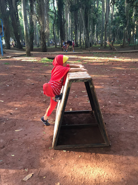 Si Ade gagal lompat rintangan | Foto: RifkI Feriandi