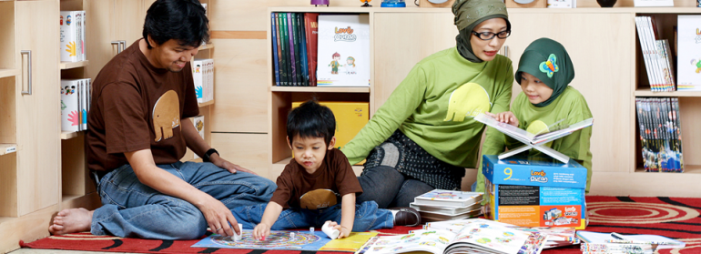 Lingkungan Keluarga memegang peranan penting dalam pendidikan anak. Interaksi yang baik antar orang tua dan anak mampu menumbuhkan karakter baik pada anak. (bukuspesial.com)