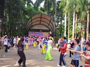 Senam di Taman Kota | Foto: majalahkartini.co.id