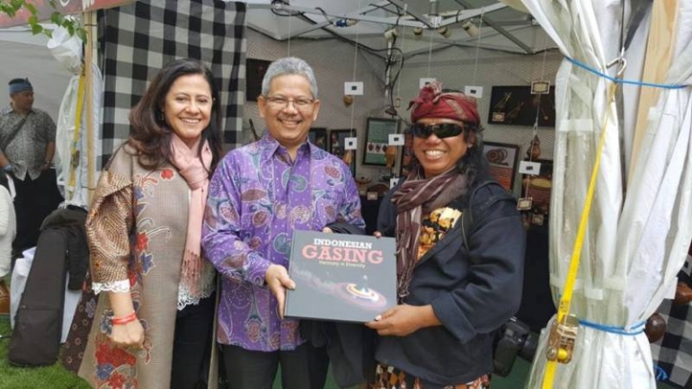 Endi menyerahkan buku tentang gasing kepada Duta besar (foto; dok endi)