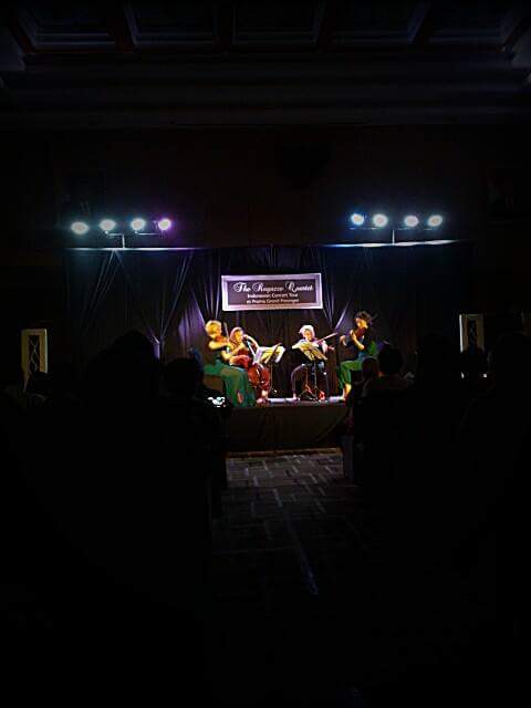 Saat konser di Hotel Preange