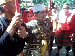 Raja Gowa ke-37 I Maddusila Daeng Mannyonri Karaeng katangka Sultan Alauddin II saat akan memasuki hotel Horison kota Makassar/Ft: Mahaji Noesa 