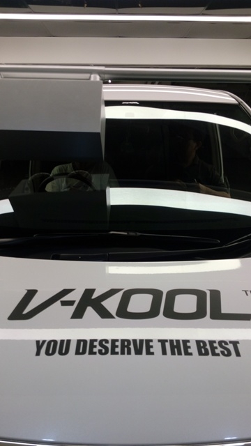 Kaca film V-Kool memberikan kenyamanan dan keamanan saat Anda berkendara