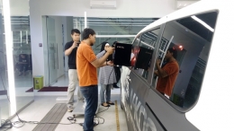 Mobil yang menggunakan kaca film V-Kool sedang diberikan sinar