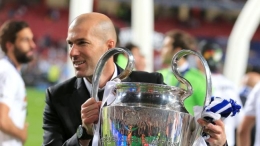 Zenedine Zidane mengangkat trofi Liga Champions setelah mengantarkan Real Madrid menang melawan Atletico Madrid (28/5 waktu setempat). | Sumber: http://sport.bt.com