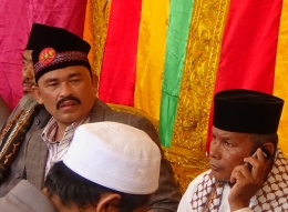 Tengku Ni (kedua dari kanan) pada acara Maulid Nabi Muhammad saw di Geudong, Aceh Utara. Foto:ajnn.net