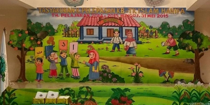 Wisuda TK yang Ceria dan Buku Kenangan yang Berbicara oleh Wisuda TK yang Ceria dan Buku Kenangan yang Berbicara oleh