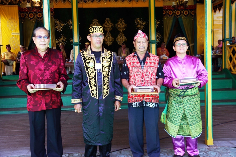 Penggiat budaya terima penghargaan dari Raja Matan Tanjungpura PRK H. Gusti Kamboja