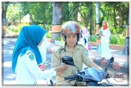 Seorang tenaga medis membagikan bunga pada pengendara motor di Jl. Kartini Bantaeng (31/05) dalam rangka memperingati Hari Tanpa Tembakau Sedunia