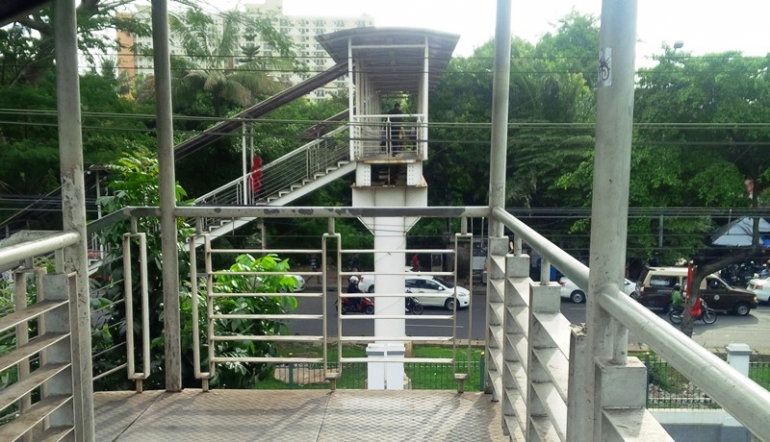 Jembatan di Stasiun Tanjung Barat (sumber: okezone)