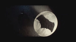 Bat-signal dengan Bat Insignia Terbaru (sumber: http://images-cdn.moviepilot.com/images/c_scale,h_768,w_1366/t_mp_quality/x77frozgstiktcr9fyjv/new-batman-v-superman-trailer-reveals-so-much-coming-502337.jpg)